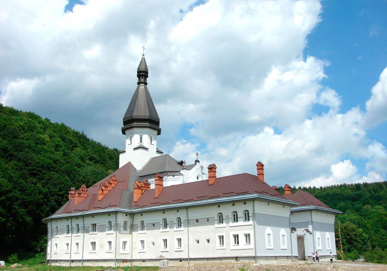 Карпатський трамвай і Гошівський монастир