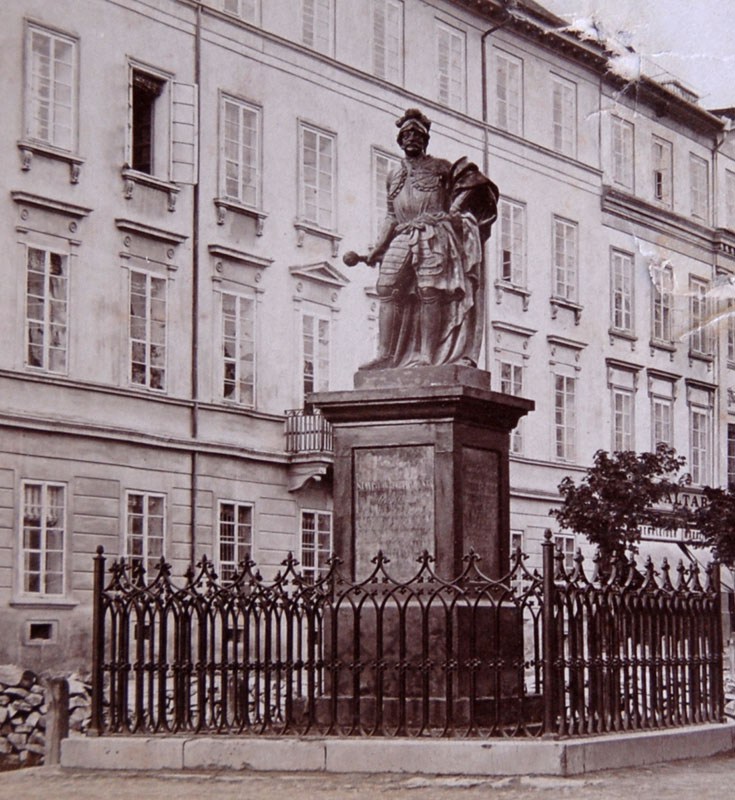 Перший пам'ятник в Україні поставили у Львові